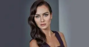 Birce Akalay’ın Miss Turkey’e Katılıp Ardından Oynadığı Diziler Tutmayınca Spor Spikerliği Yaptığı ve En Sonunda Başarıyı Oyunculukta Yakaladığı İlginç Öyküsü