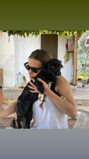 Serenay Sarıkaya ve köpek